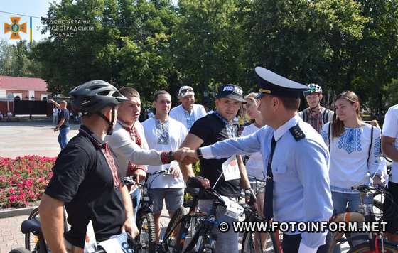 У Кропивницькому рятувальники долучились до наймасовішого велозаїзду у вишиванках
